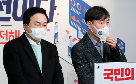 12일 하태경(오른쪽) 국민의힘 게임특별위원장이  원희룡(왼쪽) 정책본부장과 서울 여의도 국민의힘 중앙당사에서 열린 윤석열 후보 게임 산업의 불합리한 규제 정비 및 사용자 권익 보호 공약 발표를 마친 뒤, 취재진의 질문에 답하고 있다. 국회사진기자단=연합뉴스.